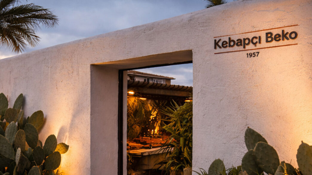 1957’den beri İstanbul kebap kültürünün simge adreslerinden Kebapçı Beko’nun akşam saatlerinde aydınlatılmış dış cephe girişi