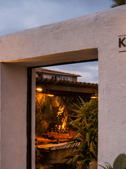 1957’den beri İstanbul kebap kültürünün simge adreslerinden Kebapçı Beko’nun akşam saatlerinde aydınlatılmış dış cephe girişi