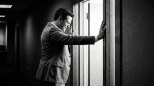 Ofis esneme hareketi yapan bir adam