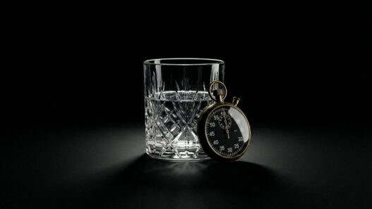 Aralıklı oruç, su bardağı ve yanında bir kronometre