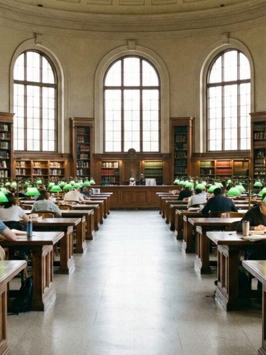 Kütüphane, yeşil masa lambaları, çalışma mekanı
