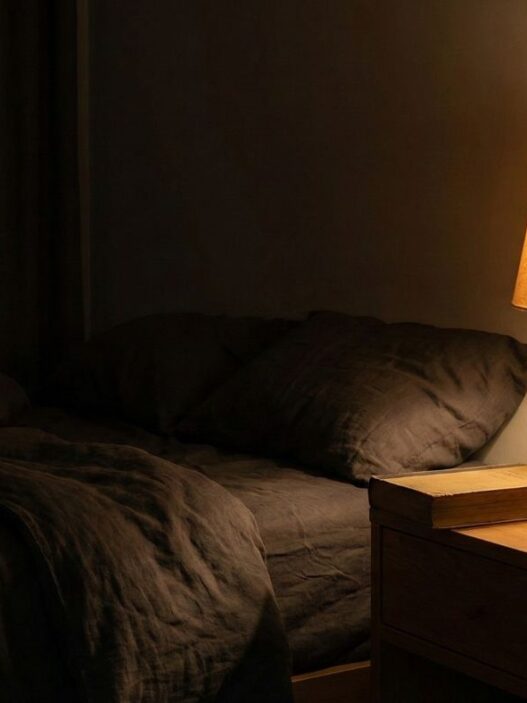 Gece rutini, yatak, sıcak komodin ışığı ve çalar saat