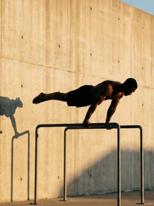 Kalistenik barda planche yapan adam