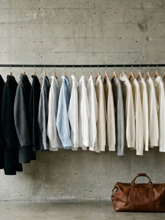 kapsül gardırop, ceket gömlek asılı ve bir el çantası