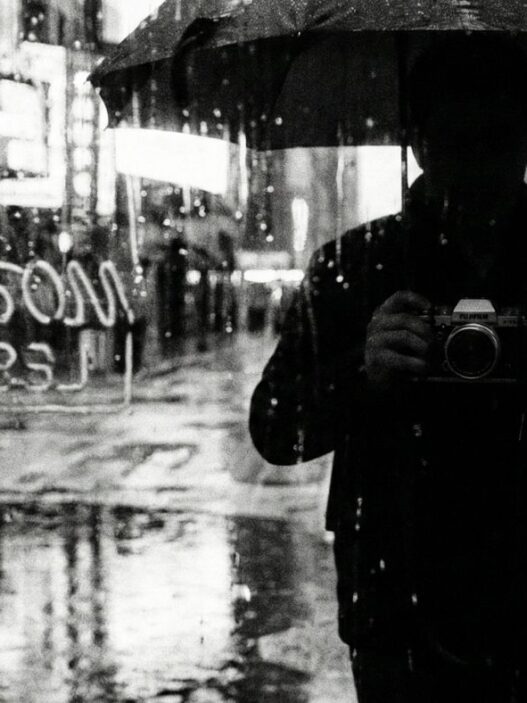 Sokak fotoğrafçılığı, fujifilm fotoğraf makinesi tutan bir adam