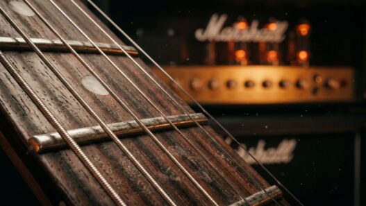 Bir elektro gitar perdesi, gitar çalmak, arkada lambalı bir marshall amfi