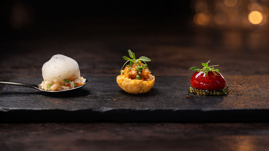 Sanatsal amuse-bouche tabağı, tadım menüsü başlangıç lokması.