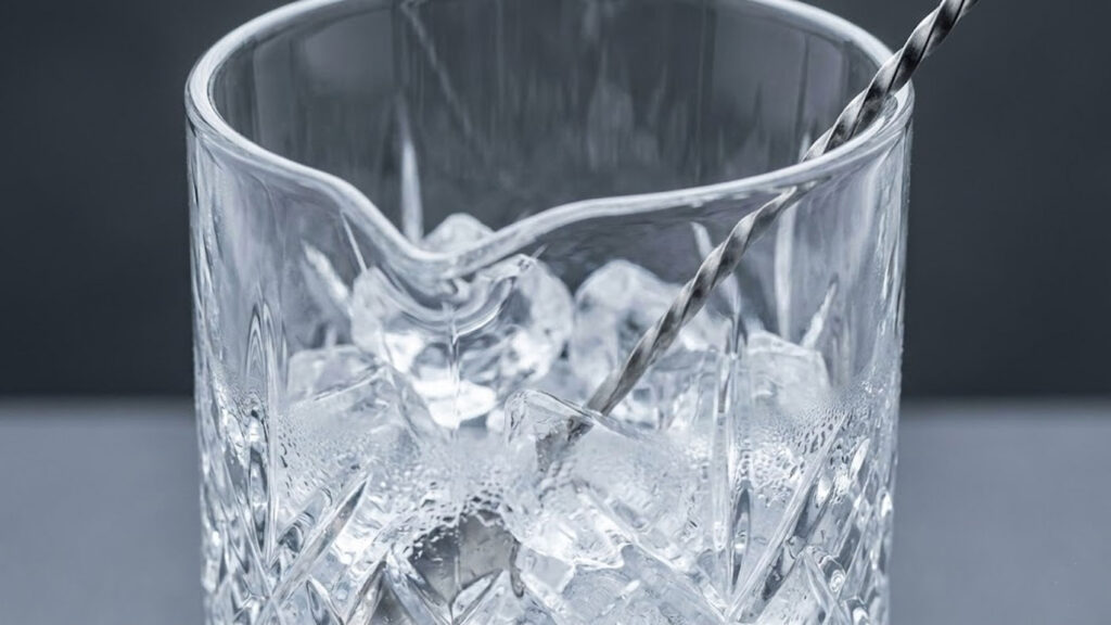 Stir technique in cocktail mixing