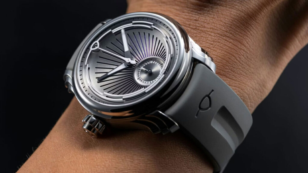 MING 57.04 Phoenix destro monopusher chronograph on the wrist with grey dial and rubber strap.