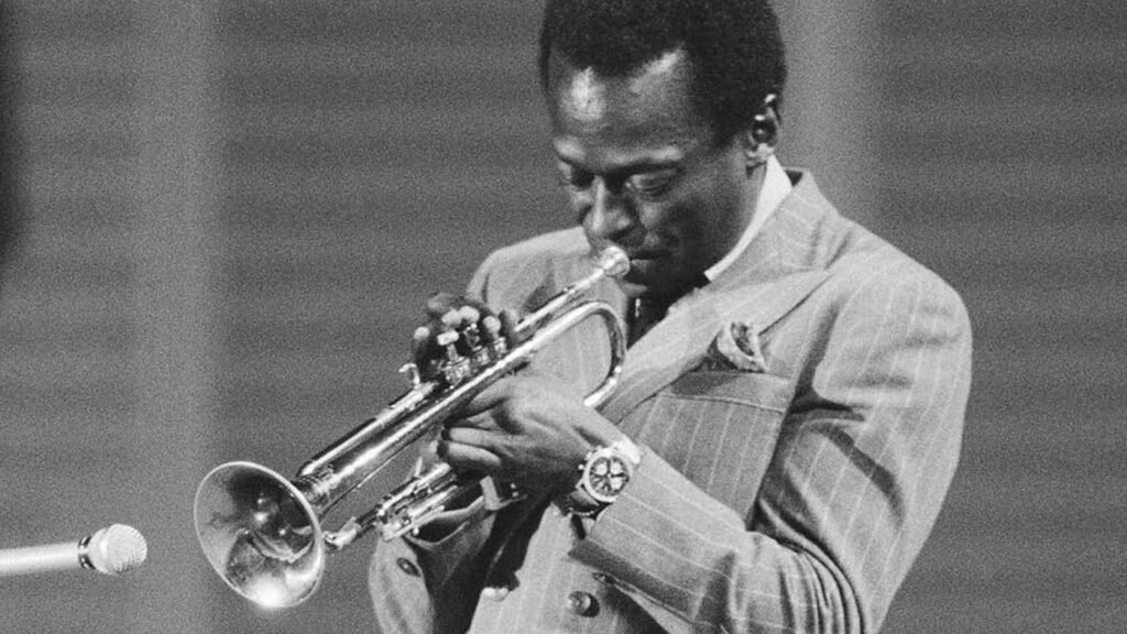Miles Davis 1959 Batı Almanya konseri Breitling Navitimer kol saati kullanımı.