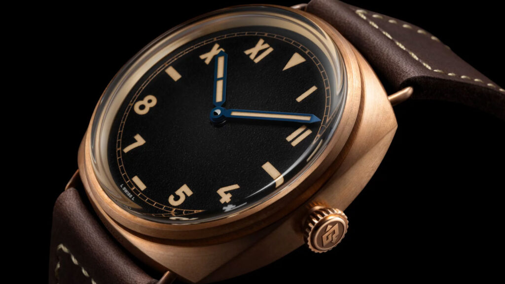Panerai Radiomir PAM01729 bronz kasa ve California kadran detay çekimi.
