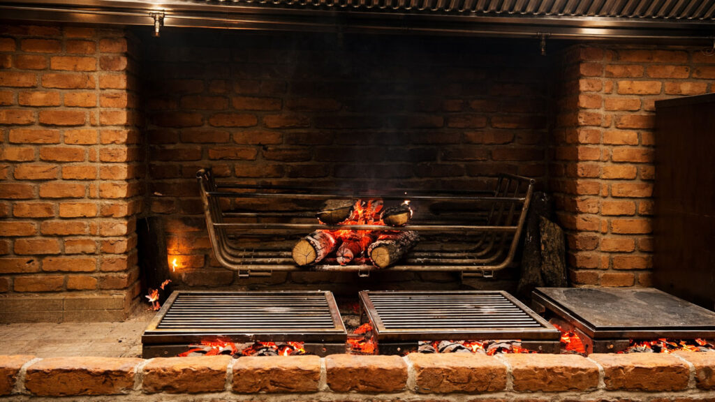 Kontuar Pera open fire kitchen and chefs cooking