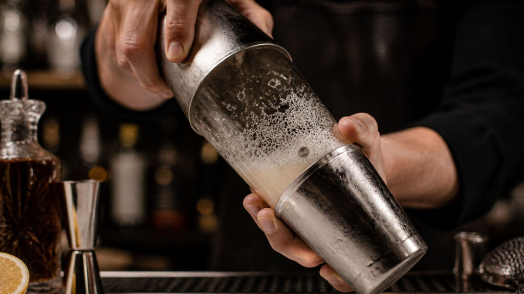 Dry shake sırasında shaker içinde köpürtülen kokteyl.