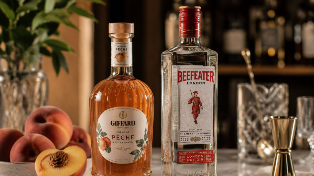 Premium peach liqueur ve London Dry gin şişeleri.