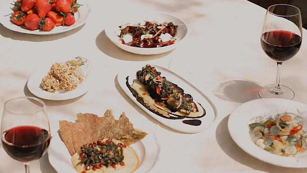 Seasonal dining table at Peperin Bodrum.