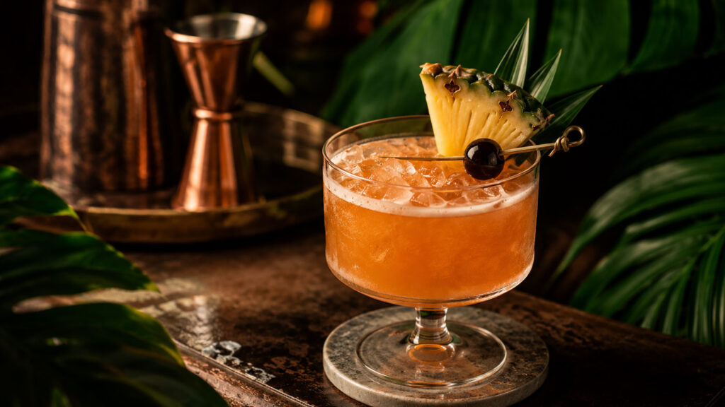 Campari ve ananasın dengelendiği Jungle Bird kokteyli.