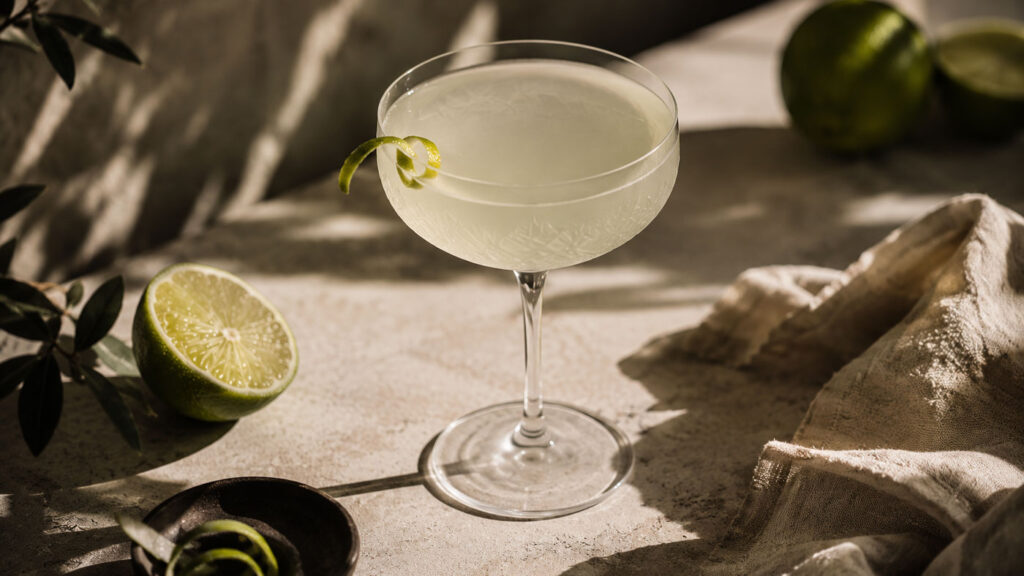 Klasik Gimlet kokteyli coupe bardakta servis edilirken.