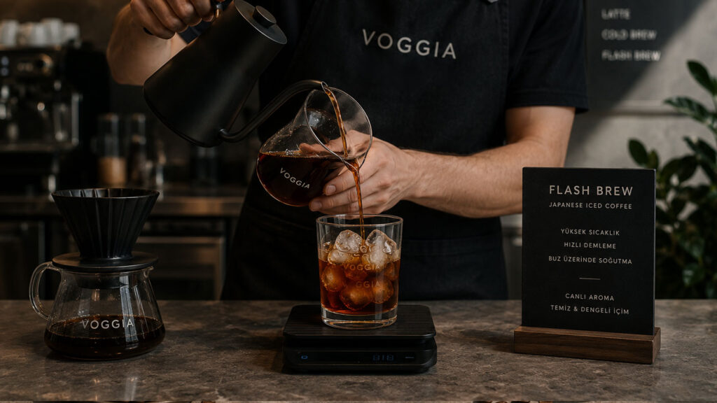 Modern specialty coffee barında hazırlanan flash brew kahve servisi.