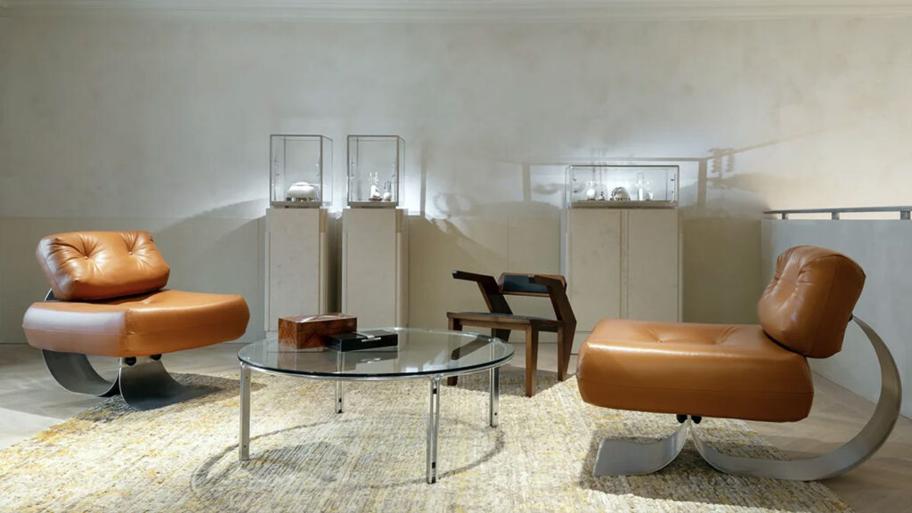 Nikos Koulis Paris butiğinde Oscar Niemeyer koltukları ve özel görüşme alanı