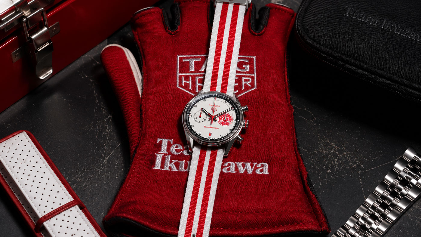 TAG Heuer Carrera Chronograph x Team Ikuzawa kırmızı beyaz tekstil kayış yarış eldiveni